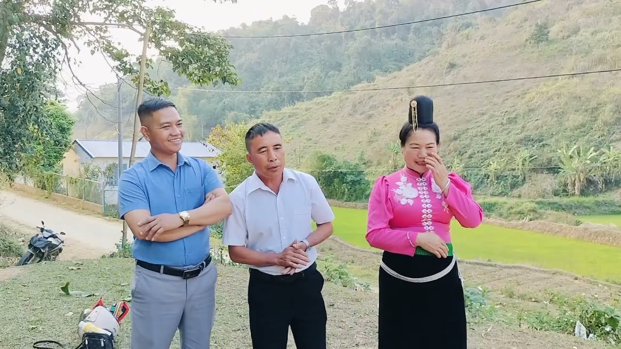 Lường Nếnh hát rủ hồng hoa đi xem bó nặm ún