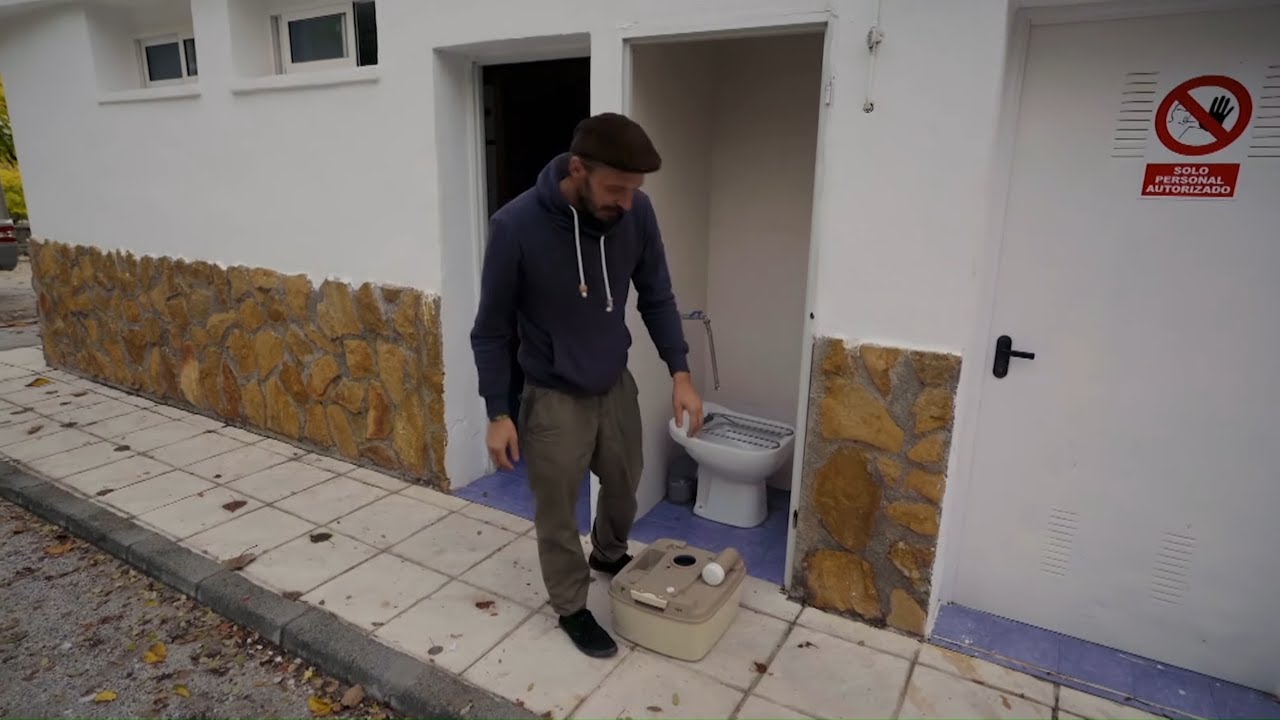 Jak poradzić sobie z toaletą w kamperze? Zagadka rozwiązana! [Kamperem przez świat]