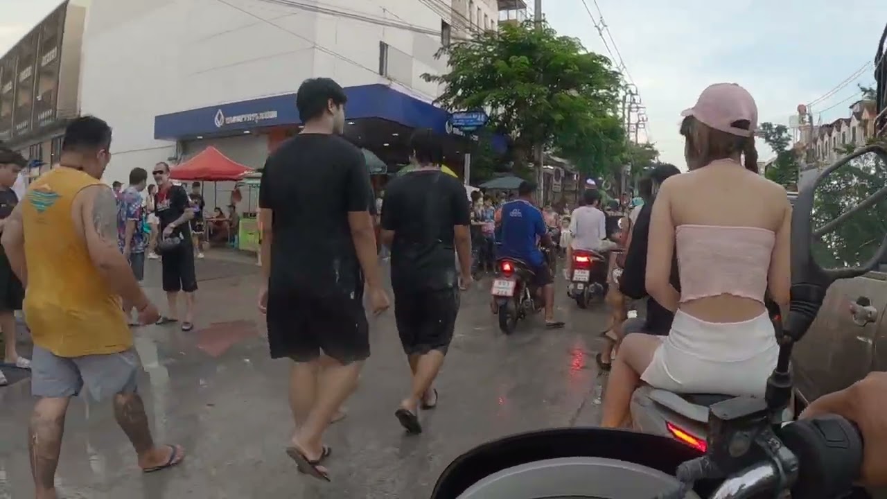 ขับรถเล่นวันสงกรานต์ลาดพร้าว 101