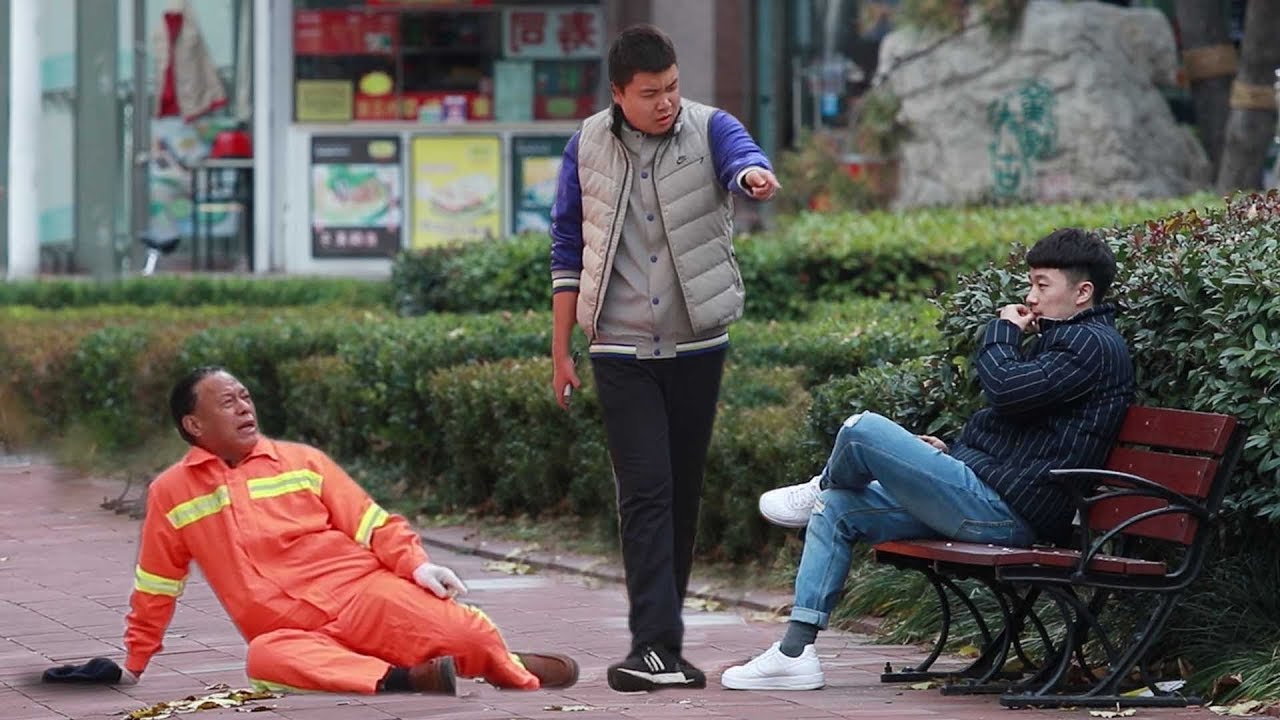 When a sanitation worker was abused for stopping someone from throwing garbage... 当小伙街头打骂环卫工人......