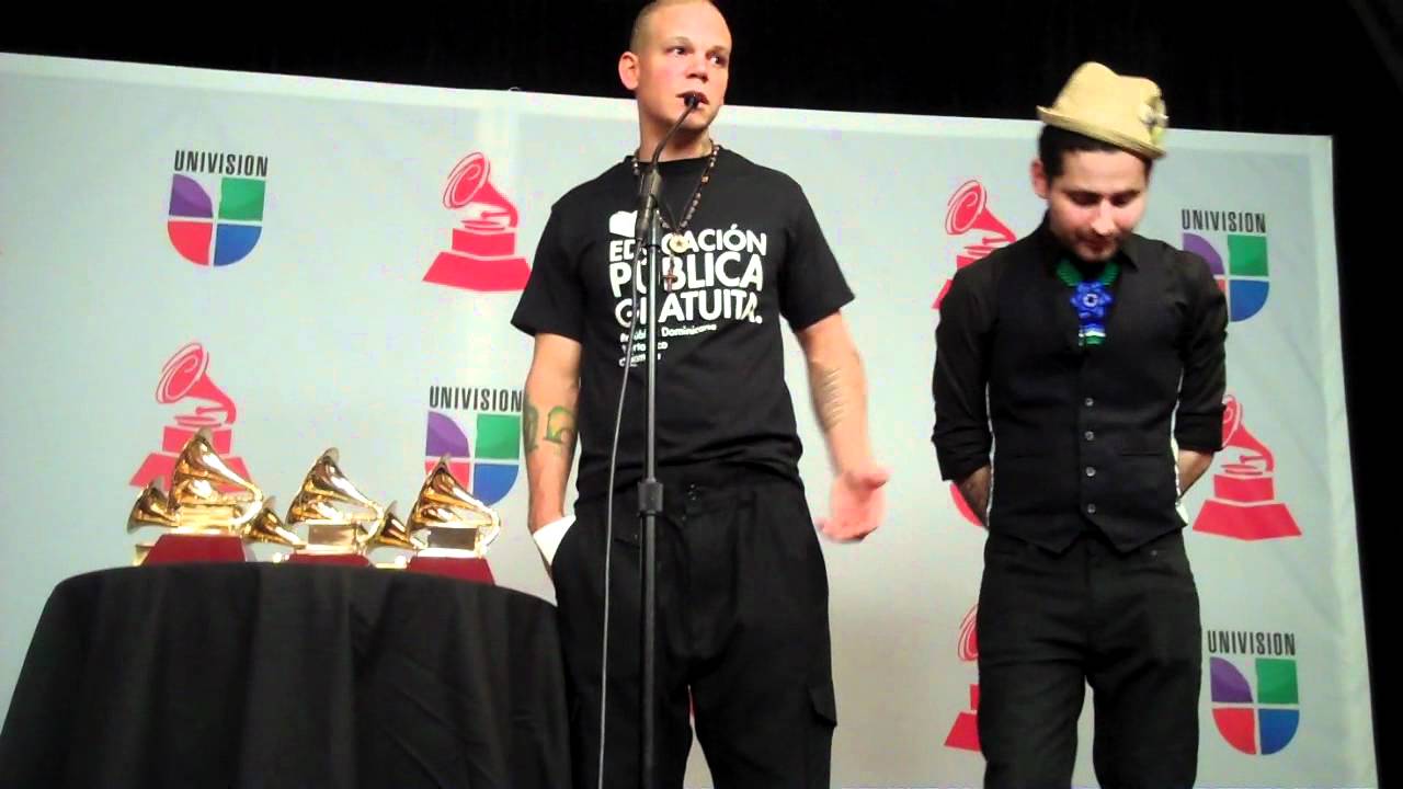 Calle 13 se defiende tras participación en el Grammy Latino 2011.MP4