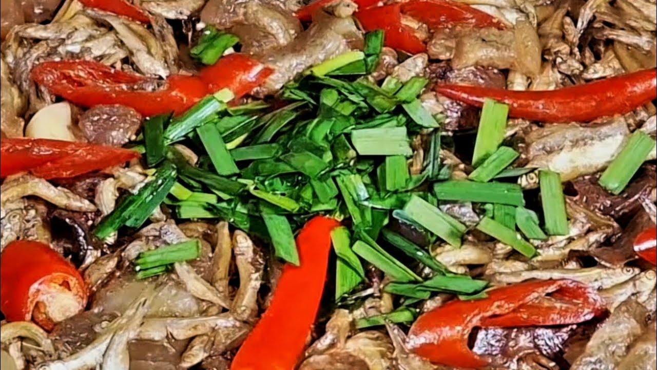 Cá đắng sông kho tóp mỡ cùng các gia vị ngon cùng với cơm trắng 
