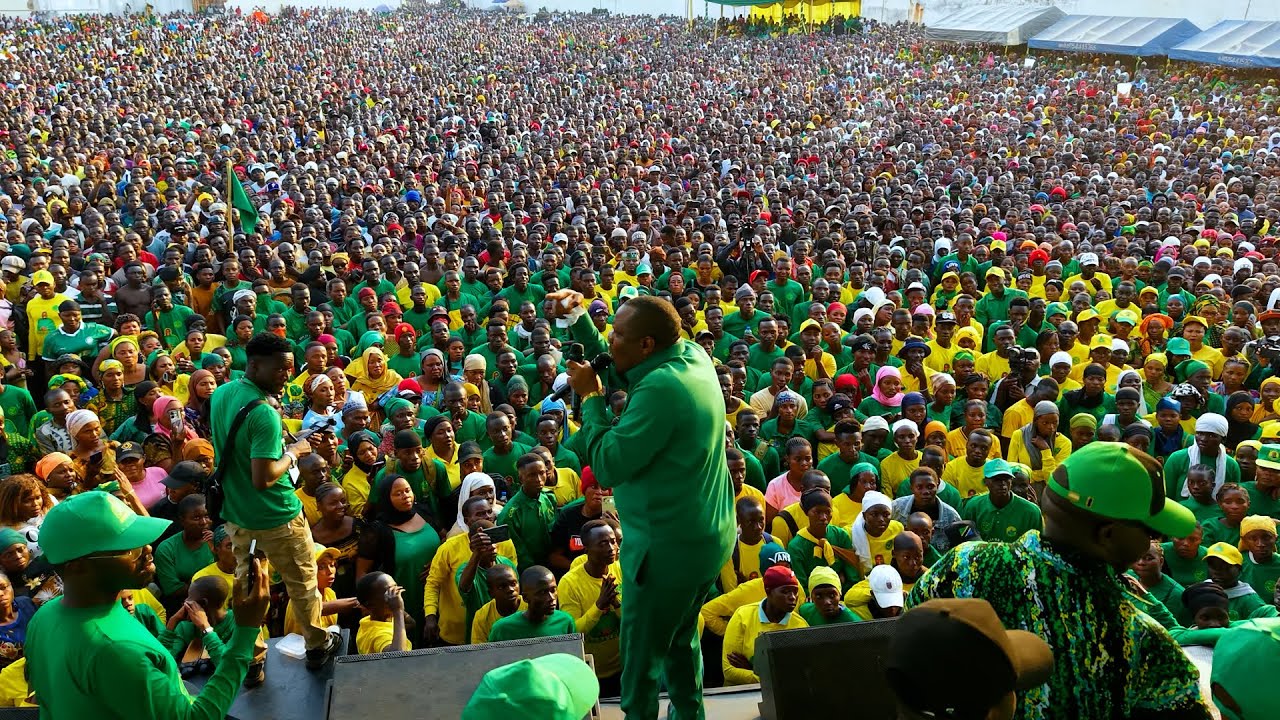 DAKIKA 20 AHADI ZA BABA LEVO AKIJINADI MBELE YA WANANCHI KIGOMA MJINI 