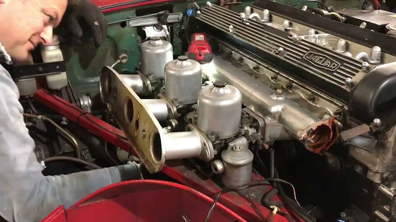 1967 Jaguar E-Type - engine & gearbox removal in 5 minutes