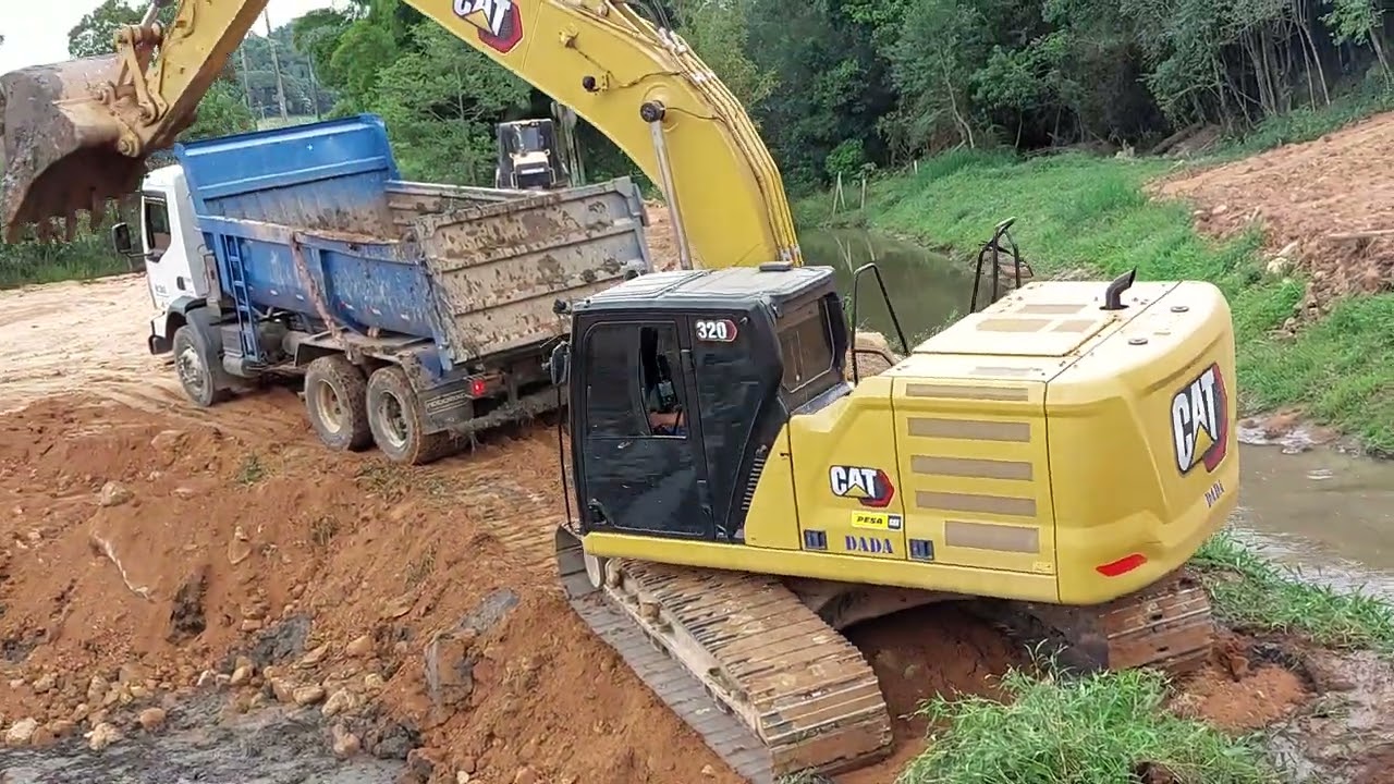 Escavadeira Cat 320 nova gera&ccedil;&atilde;o fazendo a&ccedil;ude limpando braquiara..