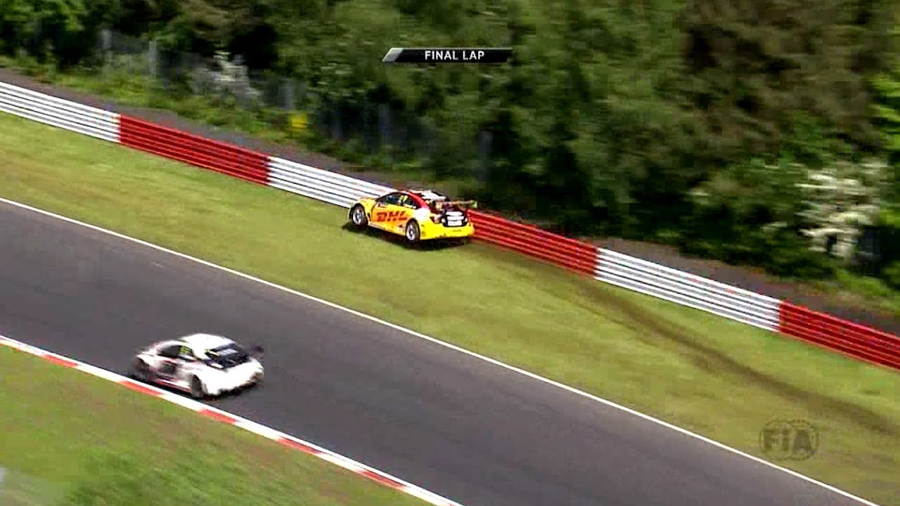 Gridgirl & High speed crash Nordschleife for Tom Coronel FIA WTCC 2016
