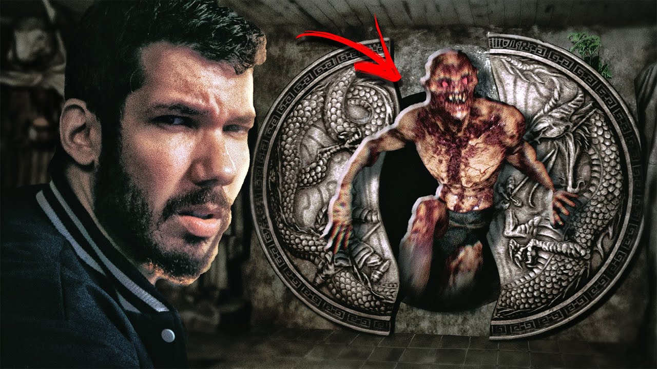 UMA PORTA MISTERIOSA ANTIGA NO POR&Atilde;O DE CASA... VOC&Ecirc; ABRIRIA? | The Mysterious Door