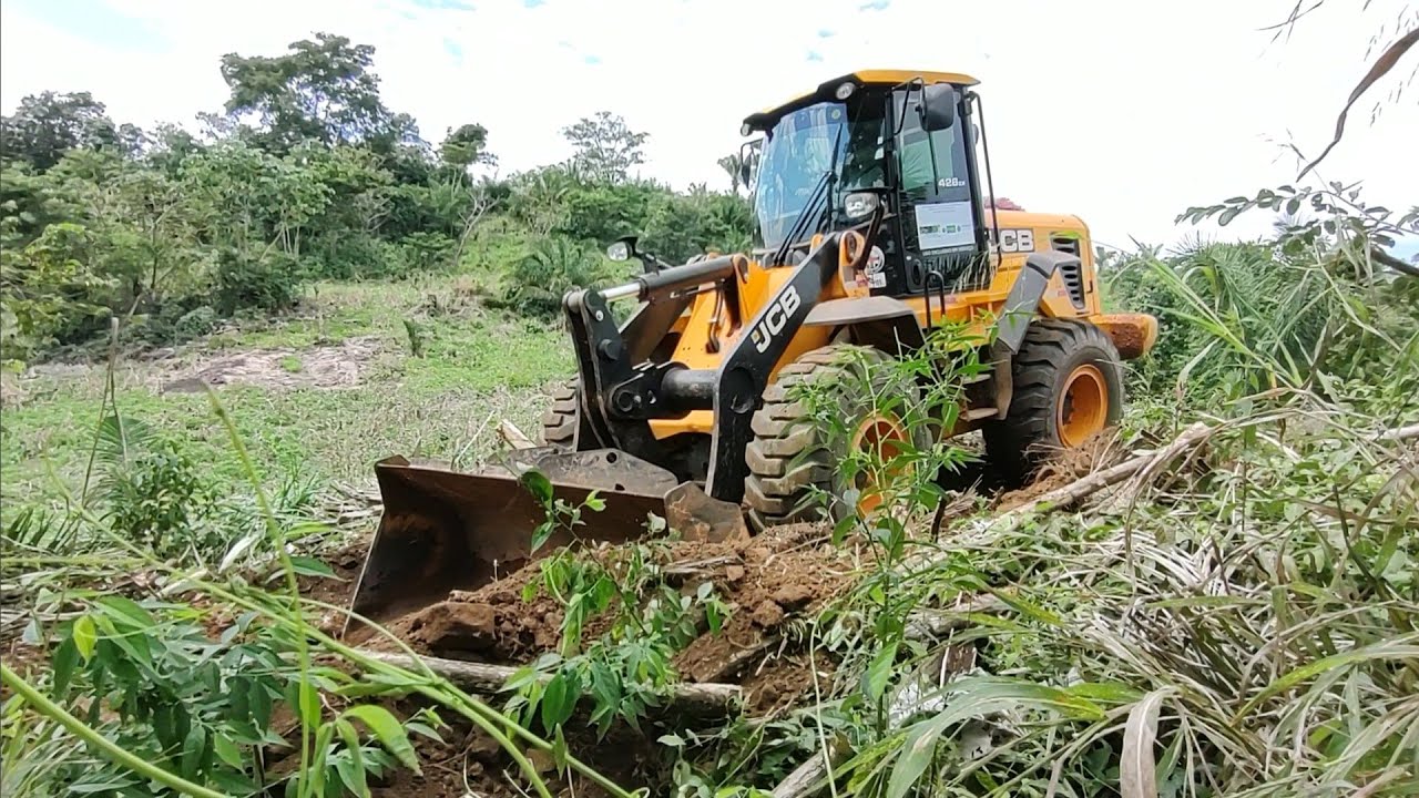 PÁ CARREGADEIRA JCB 426ZX FAZENDO ACESSO EM MORRO DE ESTRADA RURAL