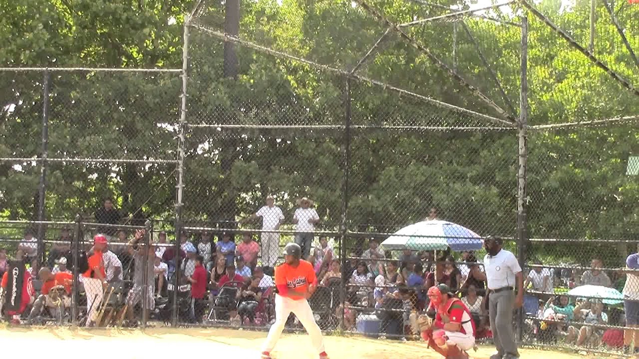Pitcher estelar de S.Gabriel batiando, en julio 20,2014.