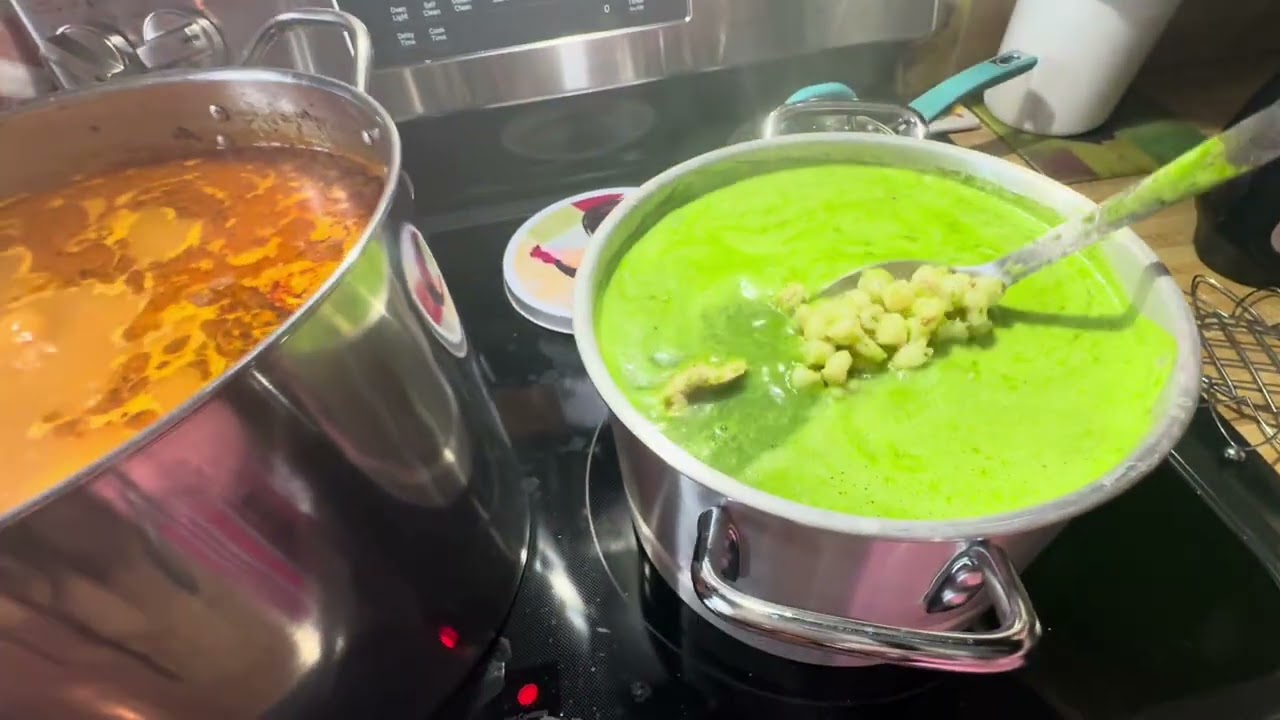 Pozole verde y pozole, rojo y tacos de papa dorados, mis zapatos👍🏻🙏🫶❤️