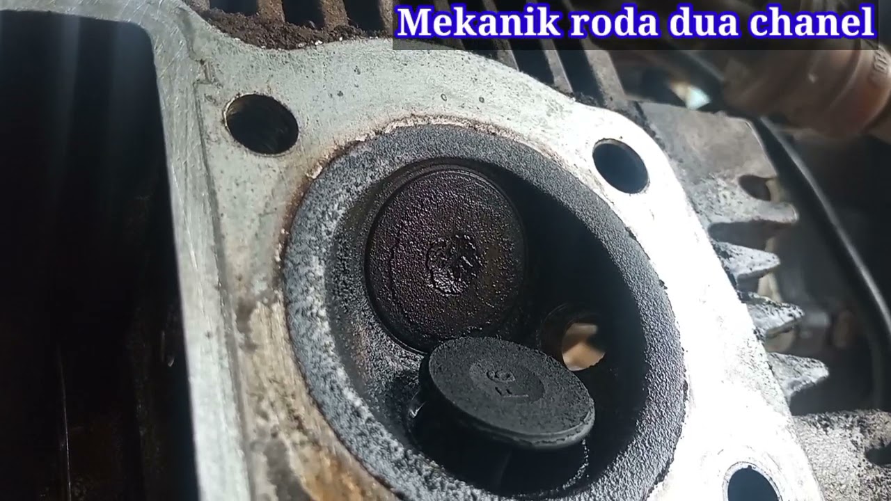 Motor berasap putih saat di gas