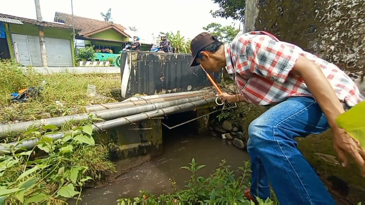 Mancing ikan wader di pinggir jalan raya tengah kota Purbalingga
