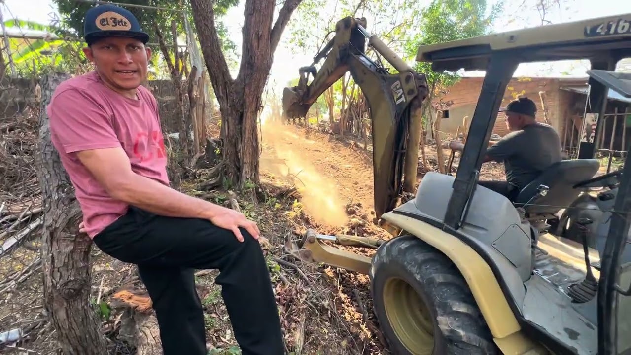 Retro excavadora es todo terreno mira donde ara una calle 