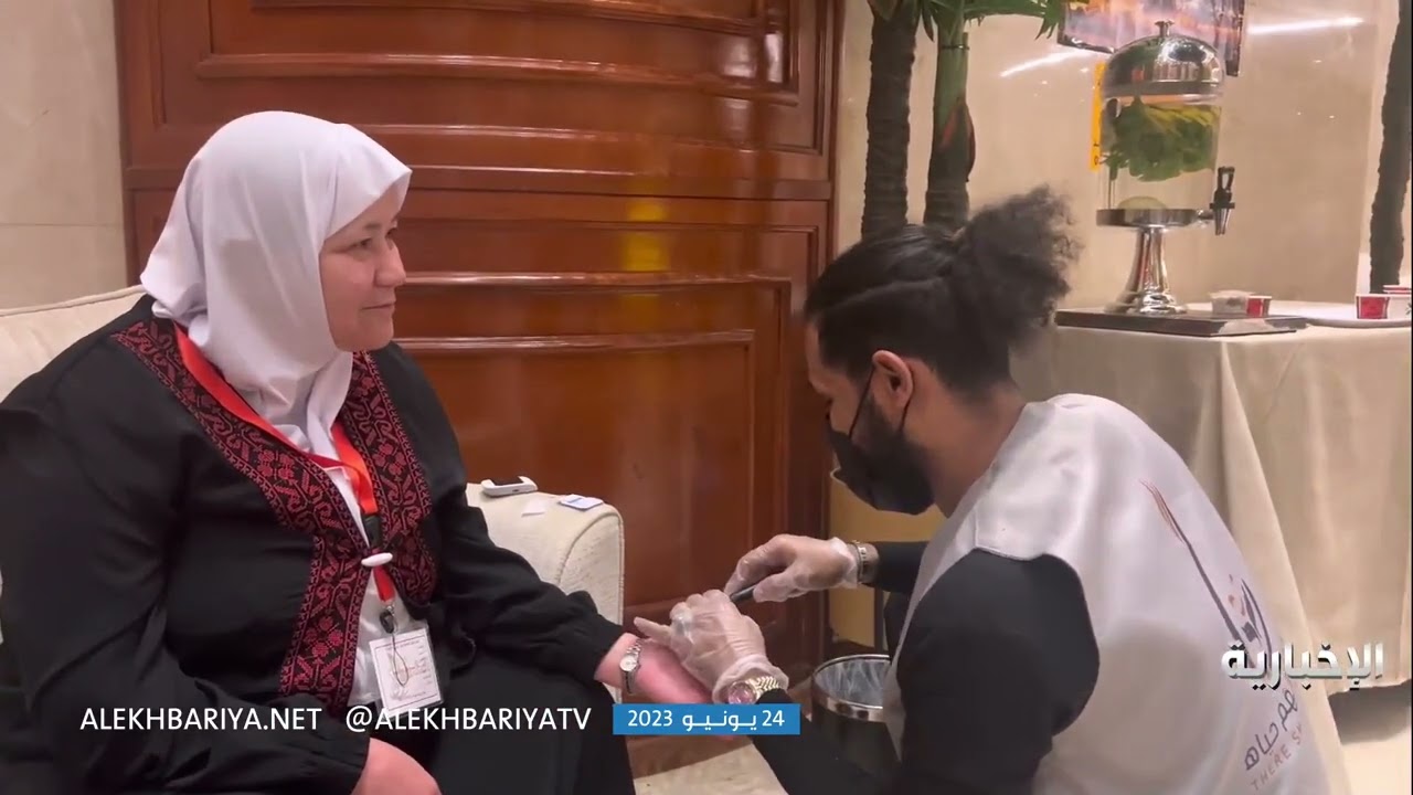 شباب وشابات سعوديون يتسابقون لخدمة ورضا ضيوف الرحمن