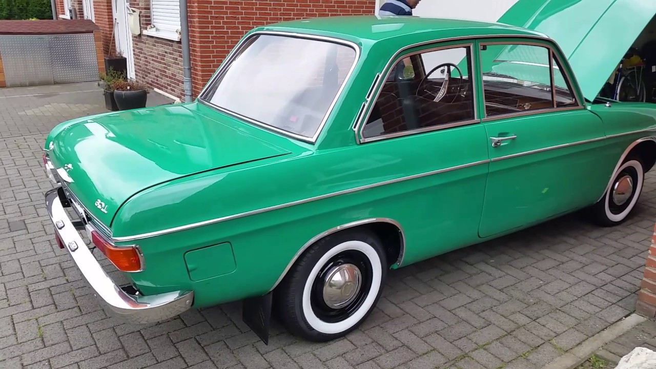 Oldtimer Audi 60 L Baujahr 1971 restauriert Präsentation des Autos außen und innen