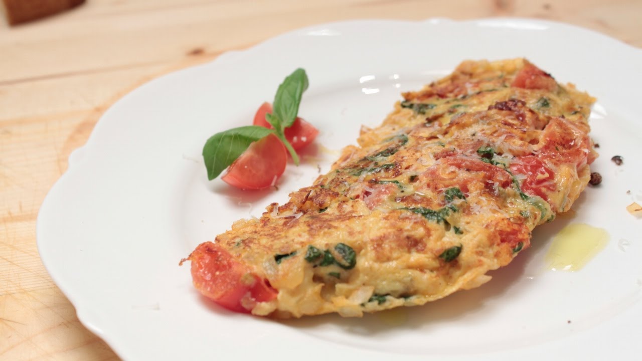 Omelett mit Tomaten dazu Basilikum und Käse