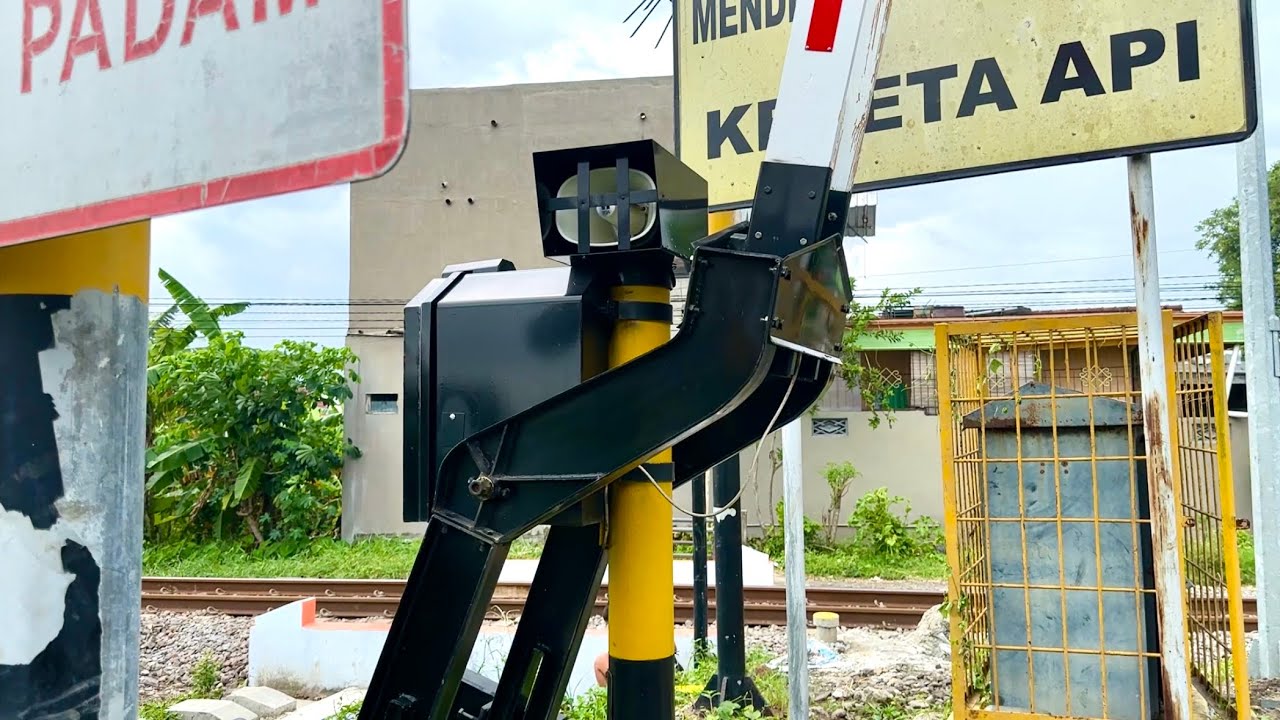 TERUNIK!!, Perlintasan Kereta Api Minimalis Ngronggo Kota Kediri, Jawa Timur