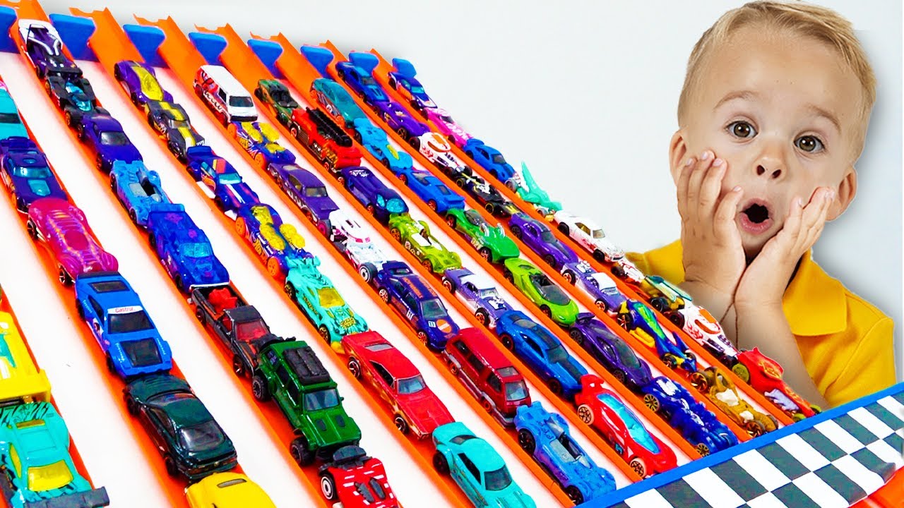 Chris bermain dengan mobil Hot Wheels dan membangun kota Hot Wheels