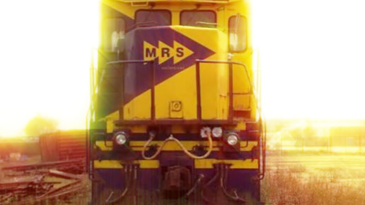 LARGE freigther train locomotive 3958-3964 of MRS transporting iron ore at 9,15 a.m.