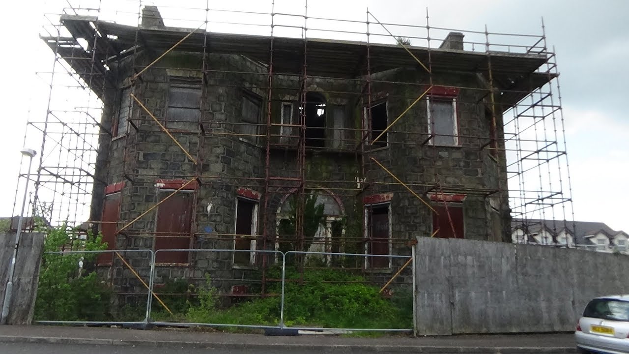 PROSPECT HOUSE, CARRICKFERGUS, WITH NO PROSPECT OF GETTING INSIDE. LONESTAR EXPLORER TV.