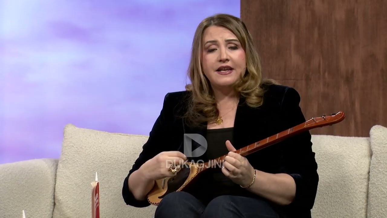 Dëgjojeni se si performon me çifteli vajza nga Gjermania 😍 këngën 