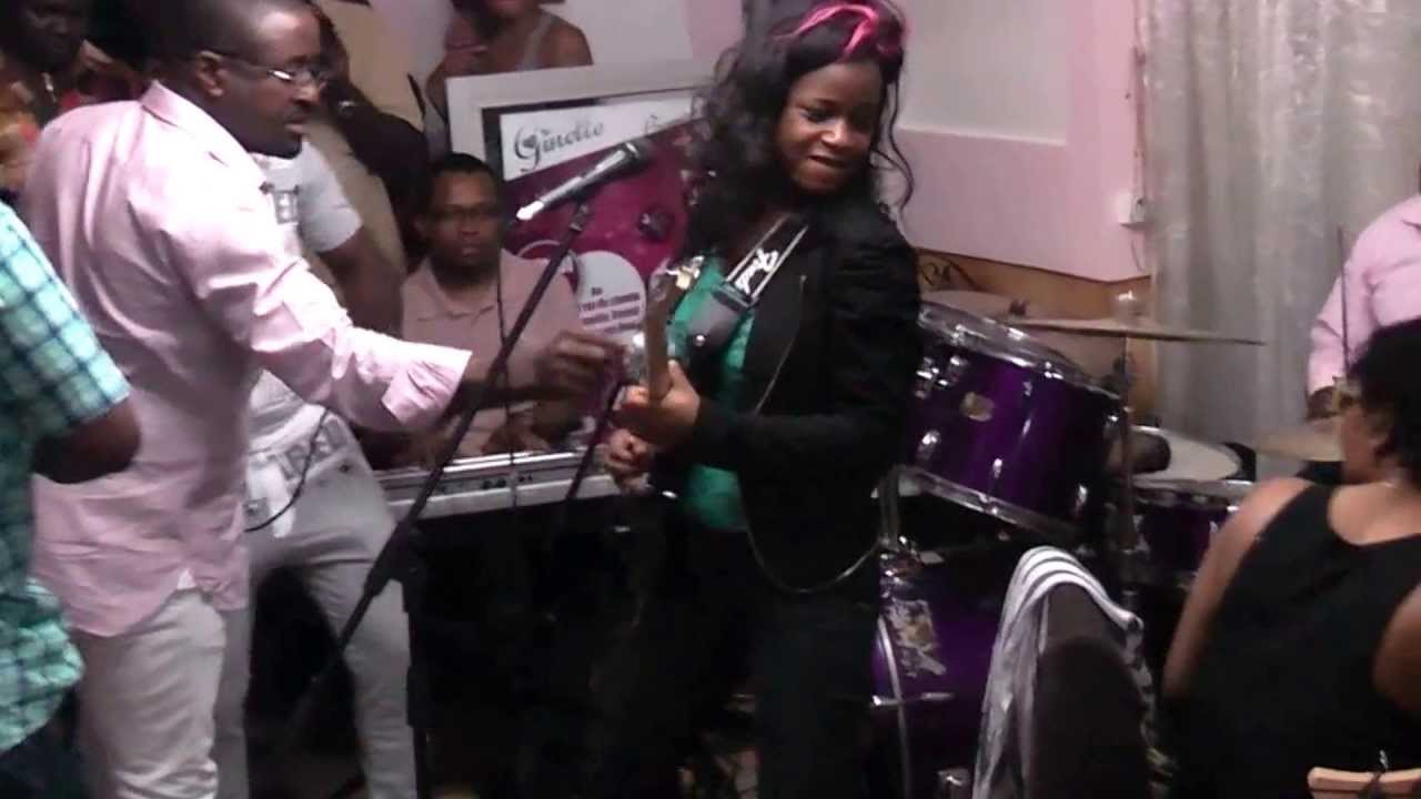 Carine Solo chanteuse et guitariste camerounaise chante Essingan au Foufou Club
