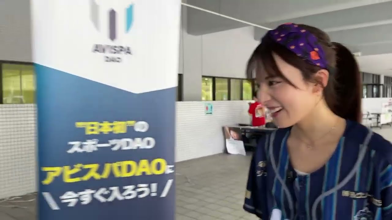 かのうみゆさんがベススタのアビスパDAOブースを初訪問！【25/10/26湘南戦 アビスパ福岡公式DAOアンバサダー就任挨拶&パフォーマンスに密着①】
