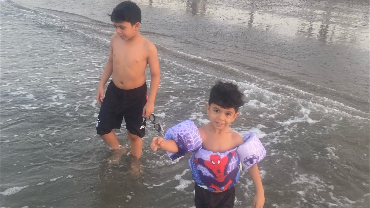 #السباحة_مع_البطل_حموود