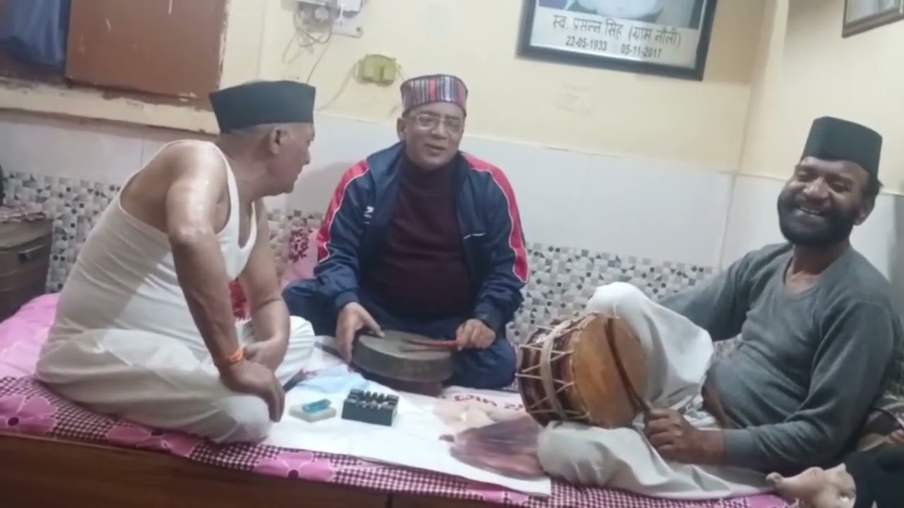 पुजारी श्री भजन सिंह जागर द्वारा सहयोगियों को शिक्षा देते हुए
