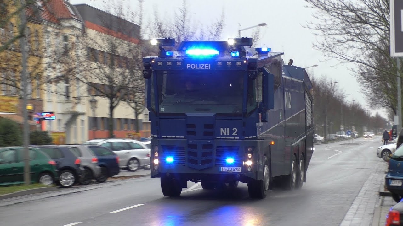 [Fußballspiel FCM gegen HFC 25.11.17] Einsatzfahrten Polizei, RD & ELW ELD BF Magdeburg