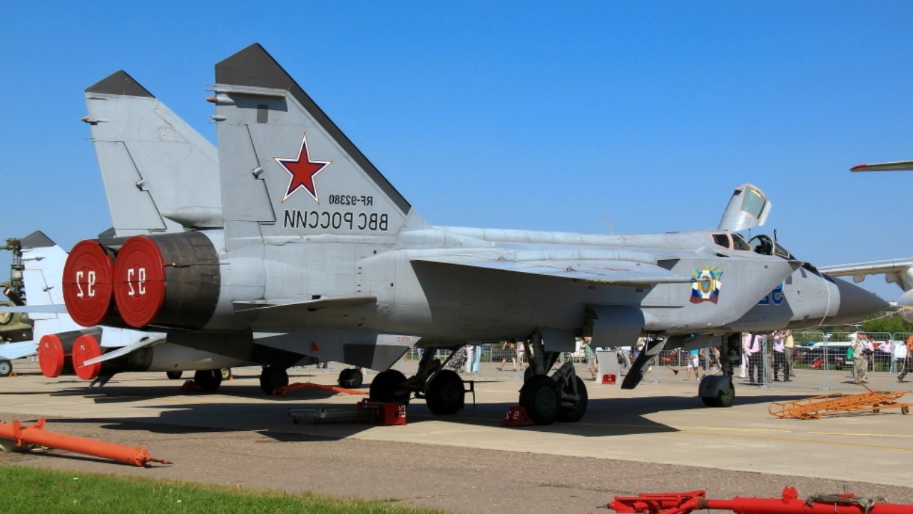 DILUAR PREDIKSI !! TERNYATA INDONESIA TERUS MENERUS MENGANTARKAN JET TEMPUR MIG-31 DARI RUSIA