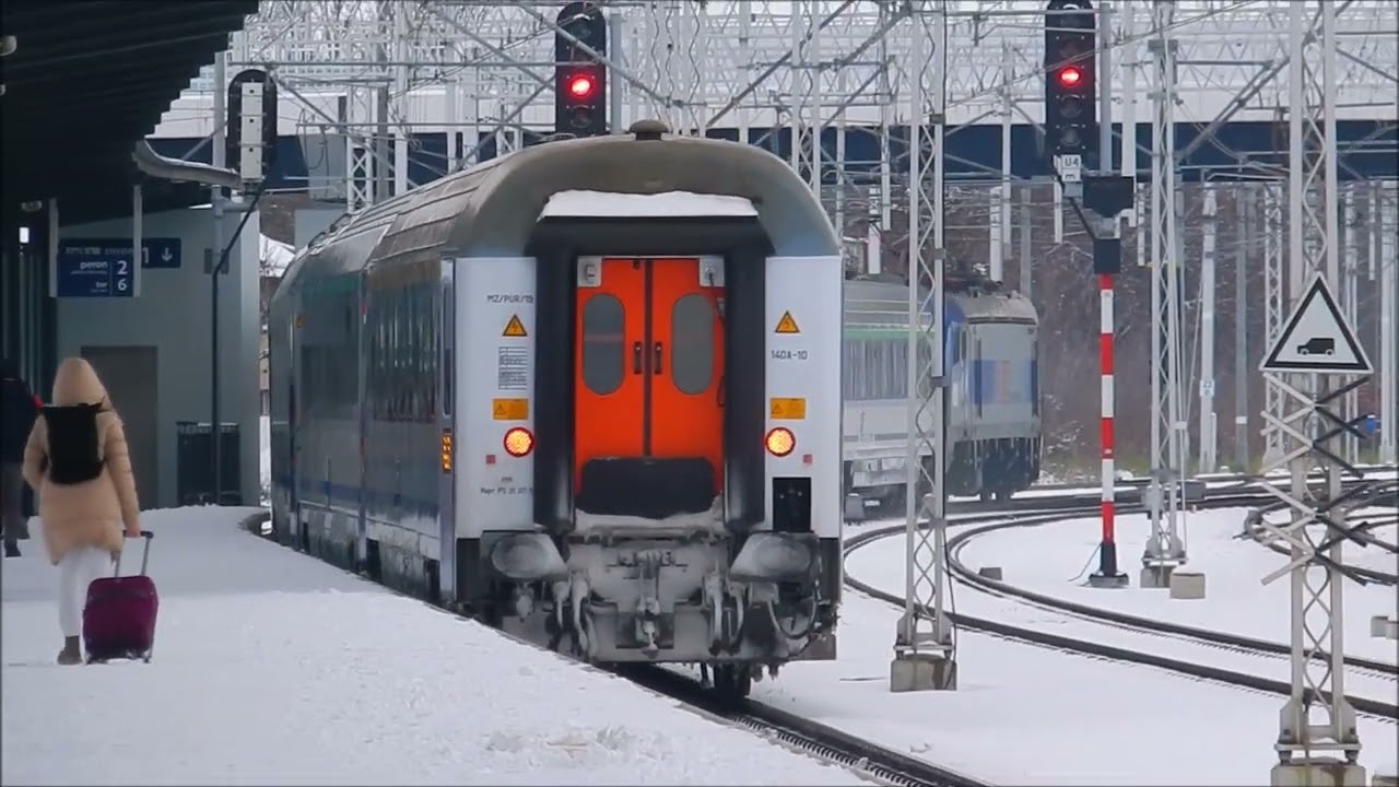 Zima zaskoczyła kolejarzy. Łowicz Główny. 12. 12. 2022. 1 rocznica otwarcia peronu 2.