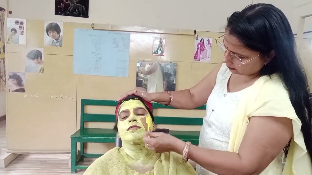 Beauty parlour course class 13(professional bleach kse krte h)