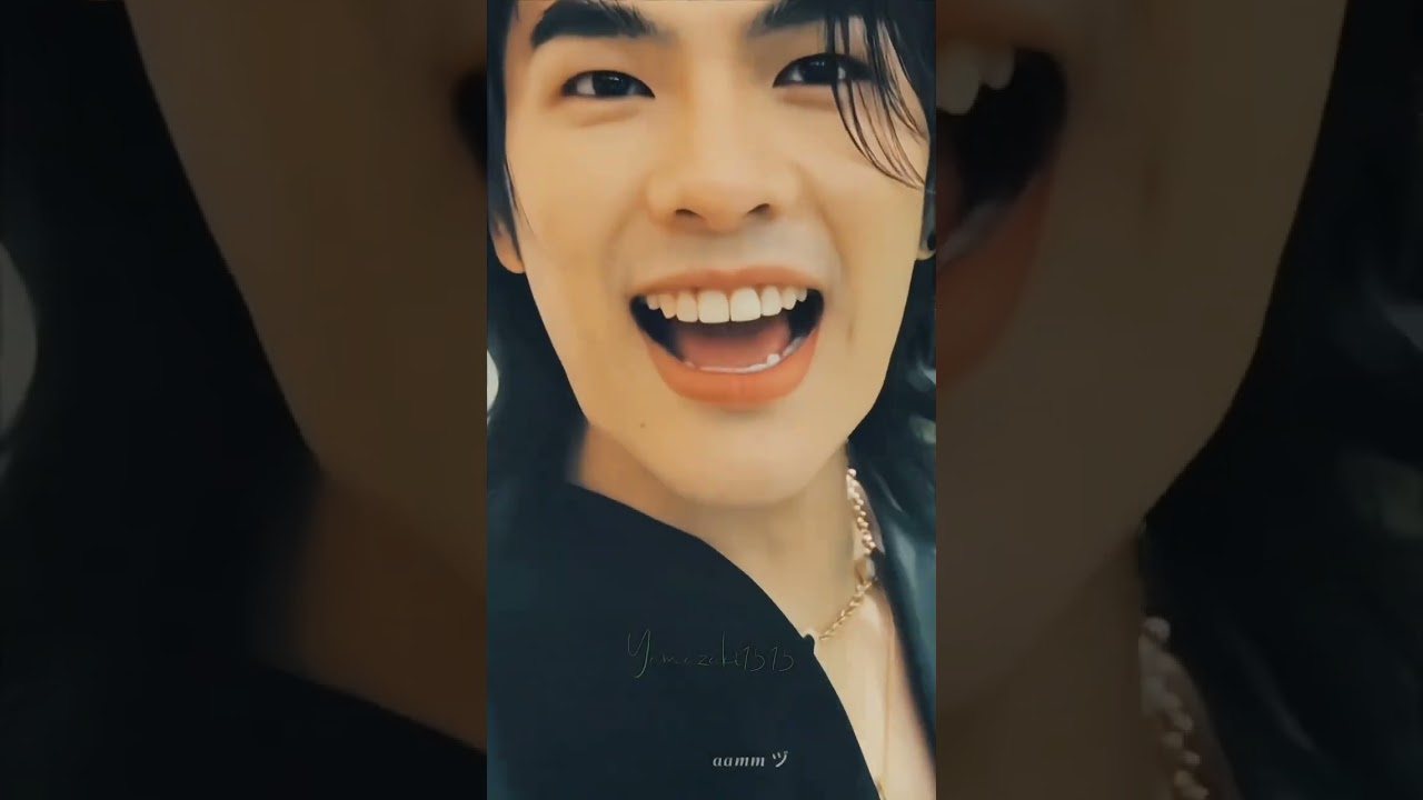 How can people says this man is ugly?? 😏 💚
