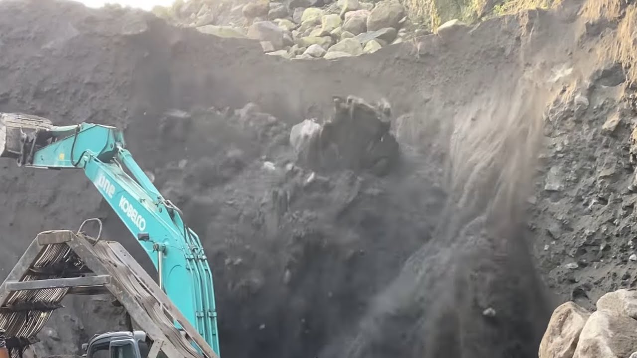 The sand cliff collapsed several times when the excavator dug up the sand