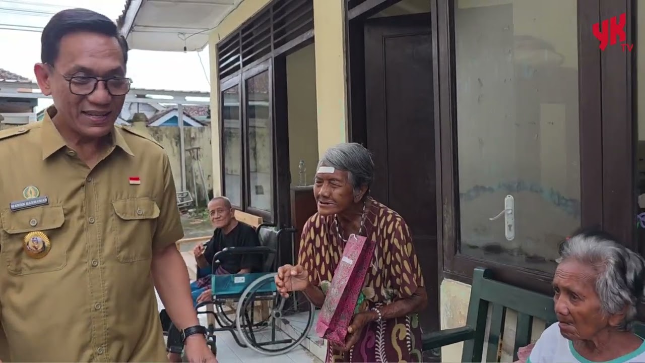 Momen Haru di Panti Lansia Jogja: Wali Kota Nyanyi Bareng Kakek Main Gitar