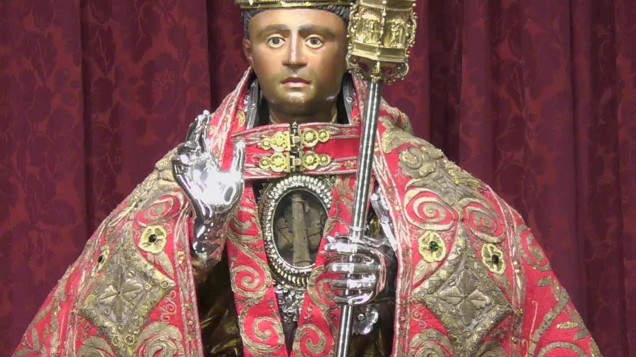 Cambio del capote donado en 1767 por Maria Teresa Palomino