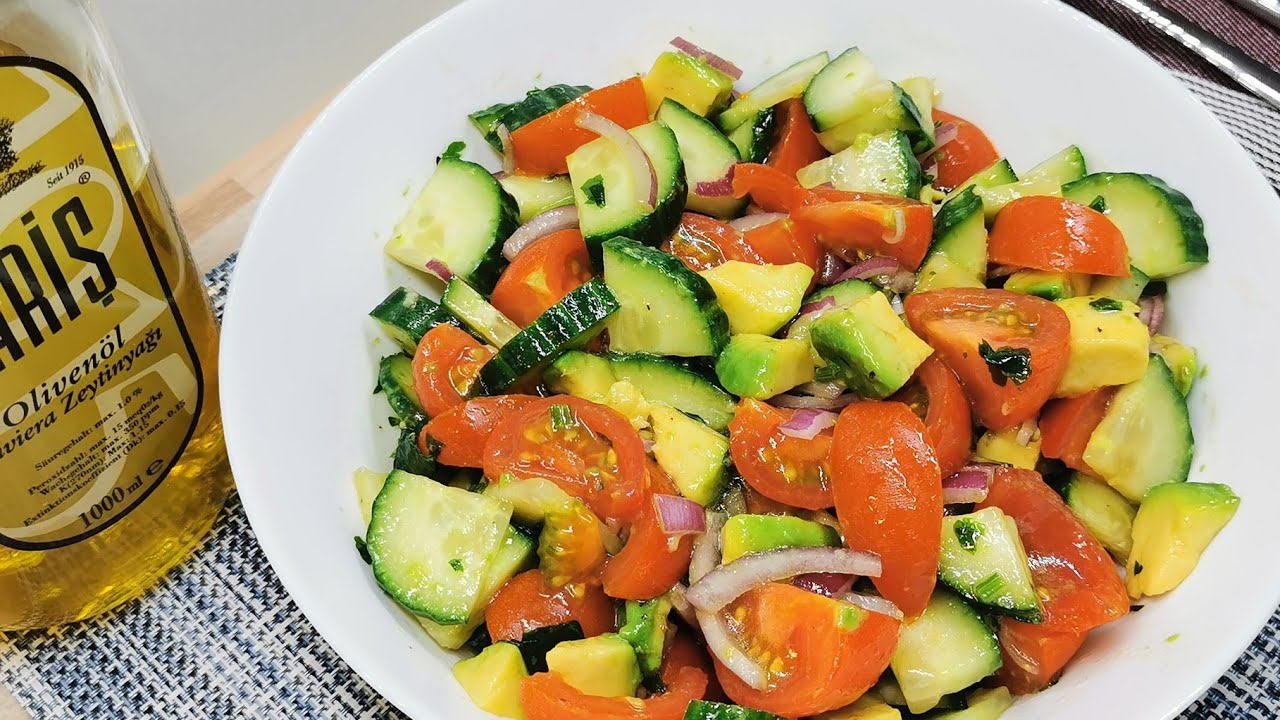 Grüner Salat mit fantastischem Dressing 😋 Tomaten, Gurken und Avocado ❤️