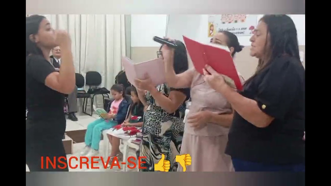 UM GRUPO LOUVANDO AO NOME DO SENHOR JESUS CRISTO