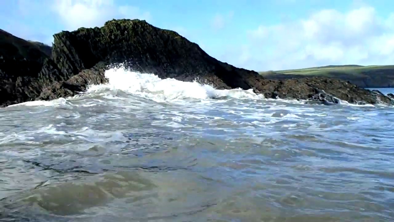 Large Swell and strong winds at Cwm Yr Eglwys