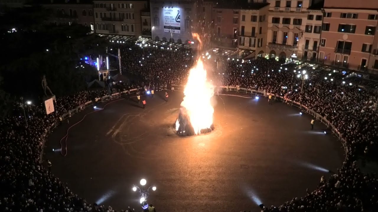 Epifania 2020 - Il falò «Brusa la vecia» in Piazza Bra a Verona🔥Bonfire of Epiphany 2020 in Verona