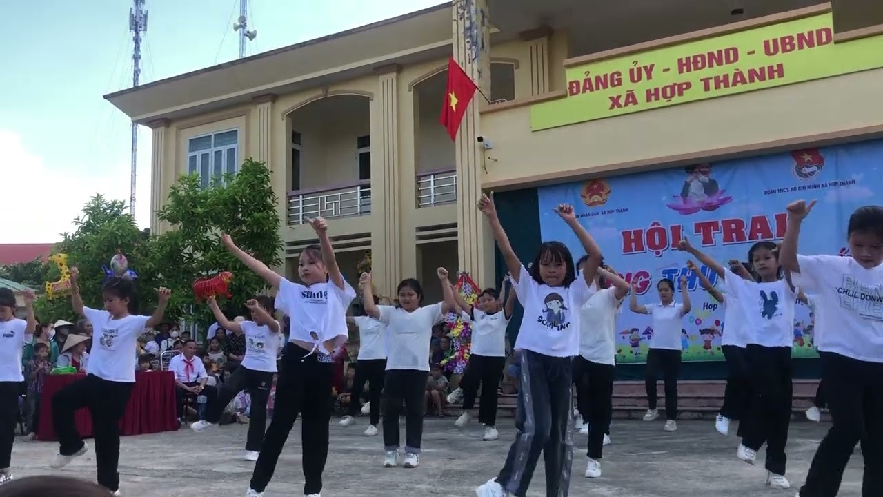 Điệu nhảy của các em thiếu niên xóm Mỏ Ngô