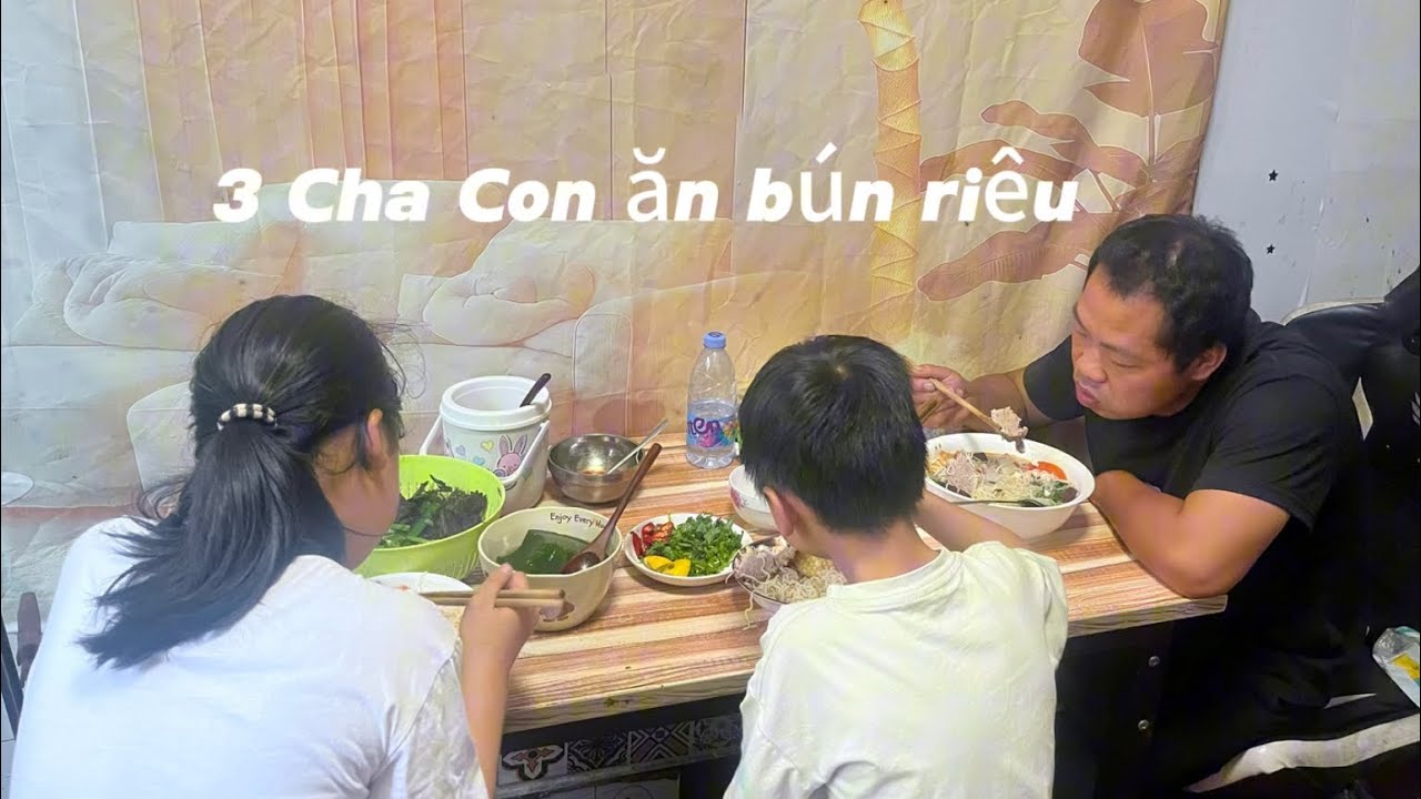 Mỗi Khi Vợ Việt Nấu Bún Riêu Là Chồng Trung Ăn Một Tô Bún Siêu Bự.