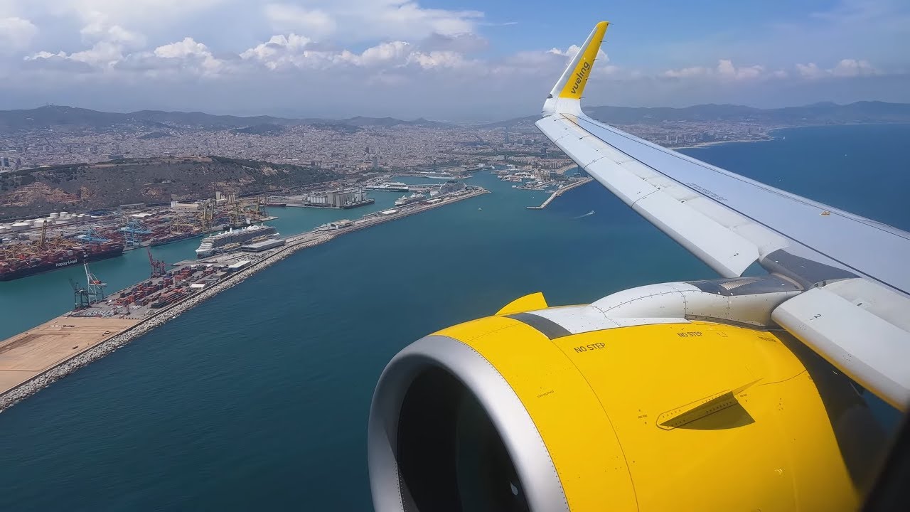 (Beautiful Cityside Approach!) Vueling A320neo Landing in Barcelona BCN