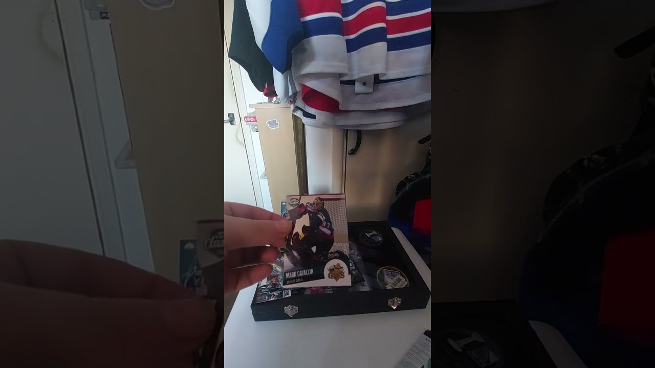 Opening 4 packs of 2025-26 Belfast Giants series 1 cards from @BlindsideTradingCards 
