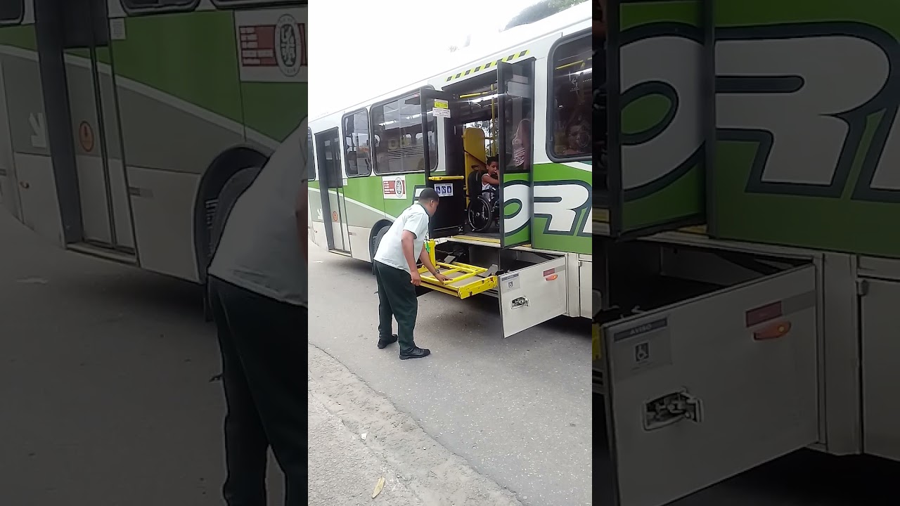Vendo uma operação do elevador de cadeirante do ônibus da flores em ação.