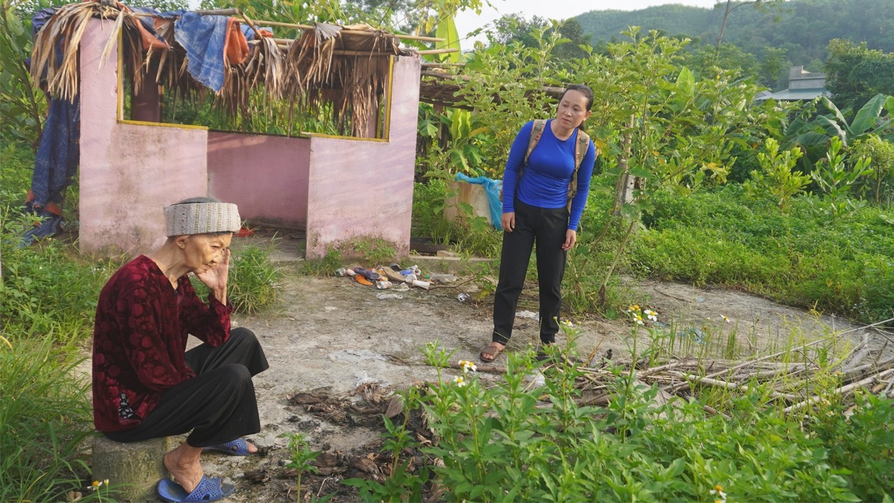 full video The girl helped the 85 year old woman build a bamboo house, clean it, and give her food.