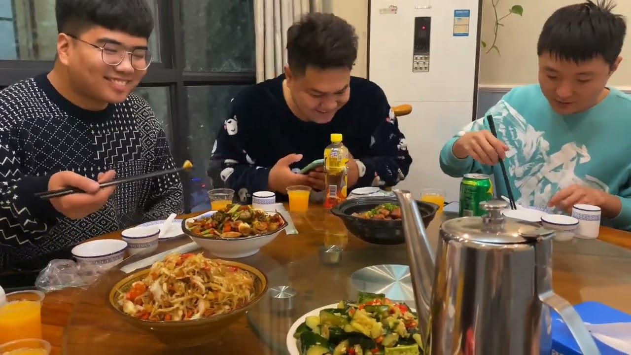 朋友帮忙干了一天活，四眼赶紧请客下馆子，还不忘叫上姐姐姐夫