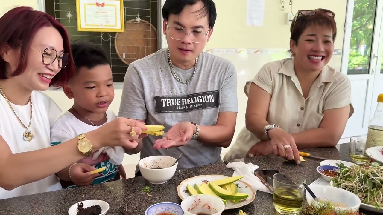 Cha con Kim Tiểu Long  - Kim Tiểu Chí Hiếu ăn bữa cơm chay tại chùa trước khi hát ở  Cam Ranh