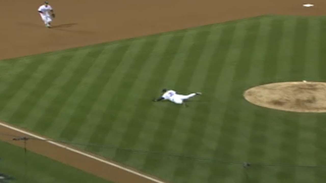 Greg Maddux dives for grounder, gets the out at first